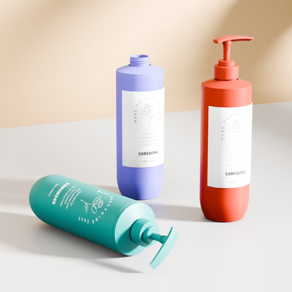 Three 750ml PE bottles with PP pumps, ideal for conditioner or cream, sit on a white surface against a beige background.