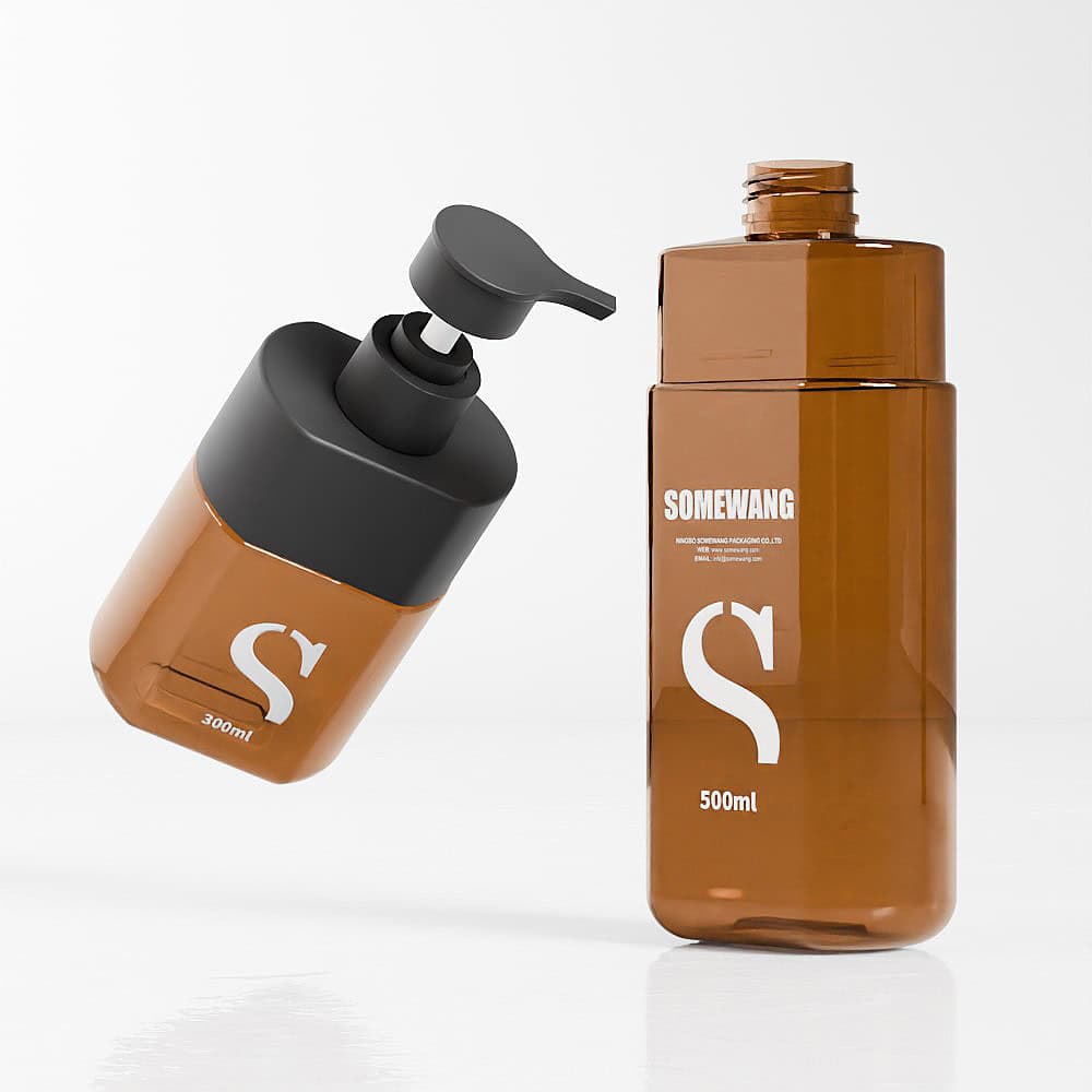 Two 500ml Somewang PET Square Bottles, one with a pump, stand elegantly against a white backdrop.
