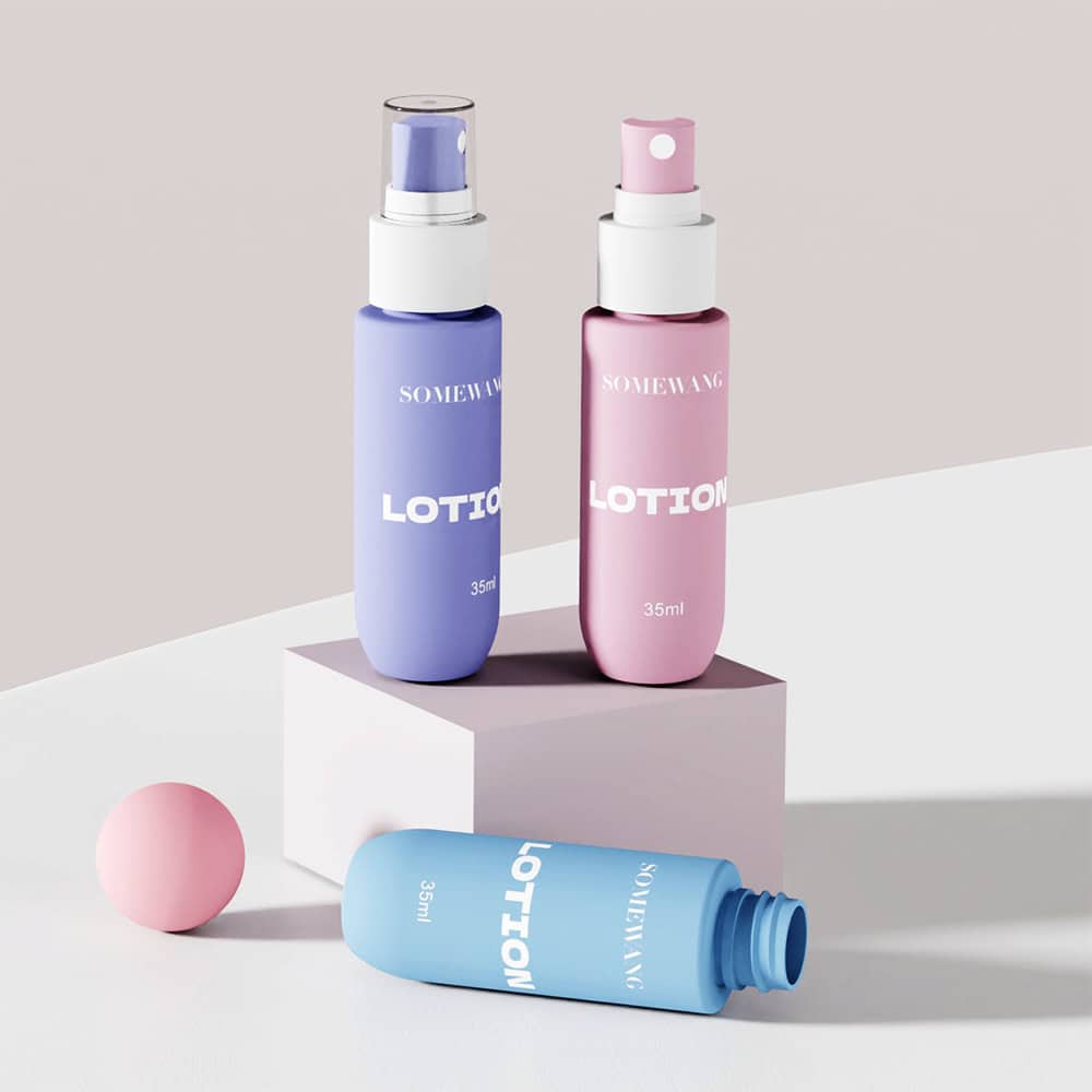 A 30ml PET mist sprayer stands upright with two identical bottles, one blue and one pink, on a white-gray surface, plus a pink cap.