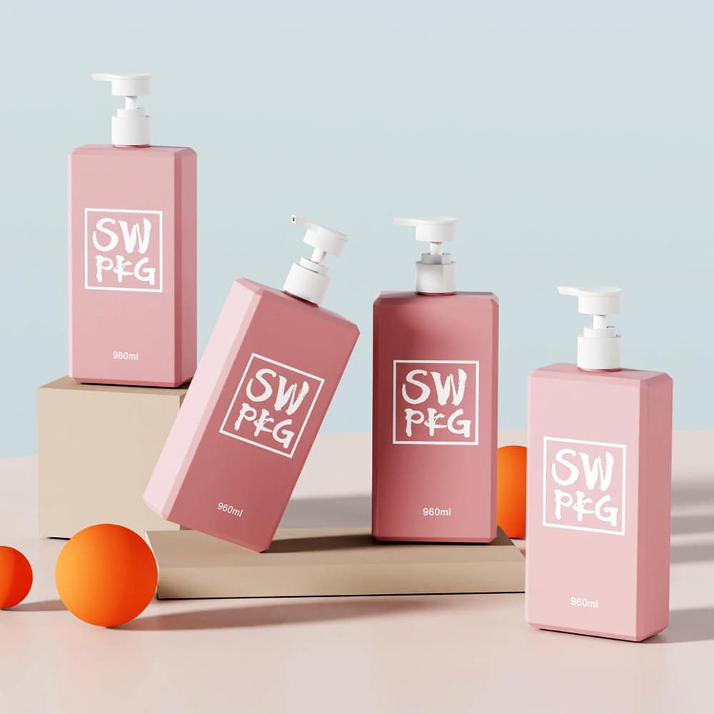 Four 960ml pink PET shampoo bottles with white pumps sit on beige platforms with two orange spheres, set against a light blue background.